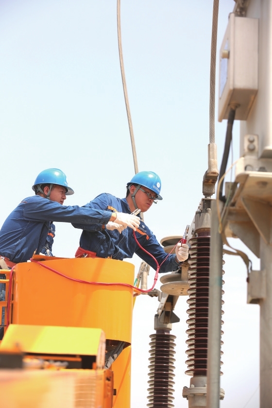 今年內(nèi)蒙古自治區(qū)大事多、喜事多。朱日和閱兵、自治區(qū)成立70周年慶祝活動(dòng)以及2017庫布其國際沙漠論壇和《聯(lián)合國防治荒漠化公約》第十三次締約方大會(huì)等一系列重大活動(dòng)，對(duì)電力供應(yīng)、保障和服務(wù)提出了高水準(zhǔn)的要求