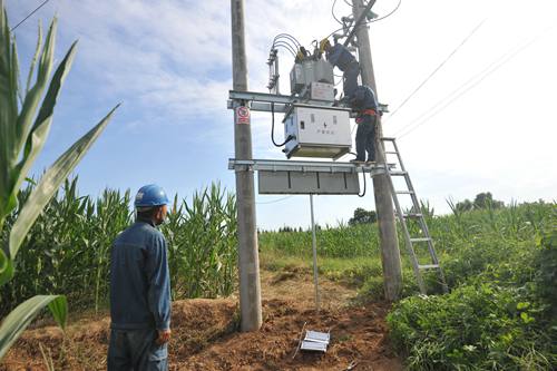 經(jīng)過半年多的奮戰(zhàn)，濟(jì)源759眼機(jī)井通惠民工程投用，為農(nóng)業(yè)增效、農(nóng)民增收提供了優(yōu)質(zhì)電能。近期濟(jì)源供電公司對(duì)機(jī)井通線路和設(shè)備進(jìn)行全面隱患排查，圖為8月14日，該公司人員正在對(duì)王虎2號(hào)機(jī)井通臺(tái)區(qū)消缺