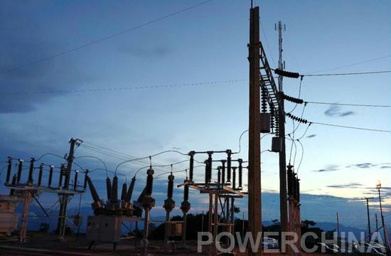 日前，水電三局第二分局承建的中老鐵路四標(biāo)一分部相嫩縣鳩格江村的115/22千伏-12500千伏安變電站搭火成功，標(biāo)志著中老鐵路無人區(qū)施工用電邁開了重要的一步。中老鐵路大臨工程施工用電一直以來都受到了水電三局及第二分局的高度重視，自去年11月水電三局專家組現(xiàn)場(chǎng)踏勘、施組審查及召開專題會(huì)議