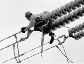 500千伏高沙一線貫穿遼寧葫蘆島地區(qū)境內(nèi)一市兩區(qū)，共劃分為24個責(zé)任區(qū)。8月8日～10日，葫蘆島供電公司結(jié)合當(dāng)前汛期風(fēng)雨交加的實際情況，由13個供電所、39名農(nóng)電工、9個森林防火指揮部、24名群眾護線員聯(lián)合構(gòu)成防護網(wǎng)，協(xié)同開展輸電通道屬地化運維工作，全力確保500千伏高沙一線輸電通道迎峰度夏期間安全運行