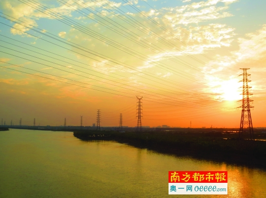 8月11日，東莞市電網(wǎng)及信息基礎(chǔ)設(shè)施建設(shè)工作會(huì)議召開，標(biāo)志著東莞“電網(wǎng)升級(jí)行動(dòng)”正式啟動(dòng)。早在6月底，《東莞市電網(wǎng)升級(jí)行動(dòng)計(jì)劃(2017-2020年)實(shí)施方案》已經(jīng)印發(fā)