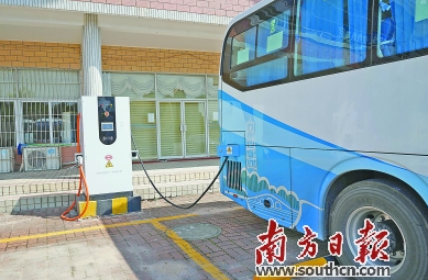 當(dāng)下，新能源汽車熱潮涌動(dòng)、席卷全球。作為全國汽車電子和零部件重鎮(zhèn)，惠州搶灘布局新能源車有啥大動(dòng)作？一直擁有“汽車整車夢(mèng)”的惠州，何時(shí)能夠誕生惠州版的“特斯拉”或“比亞迪”？ 惠州將新增電動(dòng)汽車充電樁8000多個(gè)，圖為惠大快線公交充電站