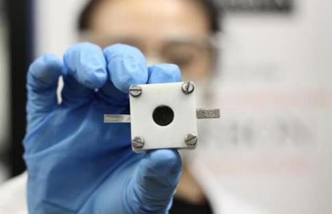 悉尼大學(xué)（USyd)和新加坡南洋理工大學(xué)的化學(xué)工程研究人員已經(jīng)開發(fā)出一種新電池技術(shù)——鋅空氣電池。研究人員認(rèn)為它可以運(yùn)用在電子產(chǎn)品之中，從而來代替鋰離子電池