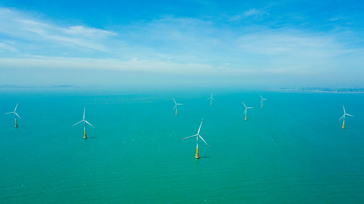 近年來，福建省著力發(fā)展海上風(fēng)電項(xiàng)目，核準(zhǔn)建設(shè)省內(nèi)首個(gè)海上風(fēng)電場項(xiàng)目——中閩福建莆田平海灣海上風(fēng)電場項(xiàng)目。該項(xiàng)目二期工程獲金磚國家新開發(fā)銀行20億元人民幣的主權(quán)貸款