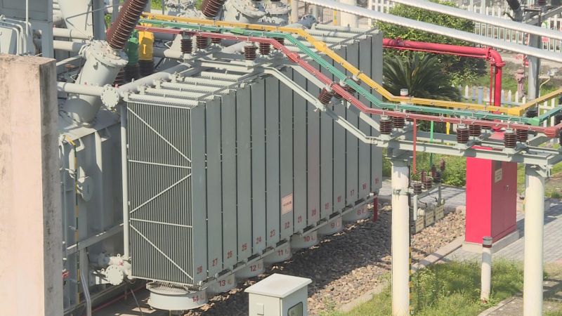 日前，記者從國網(wǎng)重慶檢修公司獲悉，南岸區(qū)金家?guī)r變電站升級(jí)改造工程主體部分已經(jīng)全面完成，整個(gè)工程預(yù)計(jì)8月底完工。 據(jù)了解，位于南岸區(qū)南湖路的金家?guī)r變電站建成于1990年，主要承擔(dān)著南岸區(qū)核心商圈供電任務(wù)，至今安全運(yùn)行近20多年