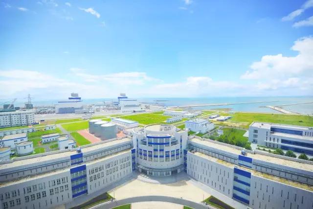 “當(dāng)夏末的晴空覆于海陽核電，今天的海陽核電現(xiàn)場，天朗氣清、惠風(fēng)和暢、云依核島，開啟了海陽核電一年中最美季節(jié)。”為了留住最美的海陽核電瞬間，小萱?zhèn)冊诤ｊ柡穗姼魈幱涗浿锰鞖饫锏暮穗娒谰?，帶你從北走到南、從西走到東，一次看個痛快！▲陽光正好▲白云朵朵，AP1000人才從這里啟航繼續(xù)前行，無論是林立的廠房，還是碧海藍(lán)天的遼闊海景，這里總有一個畫面是你愛的