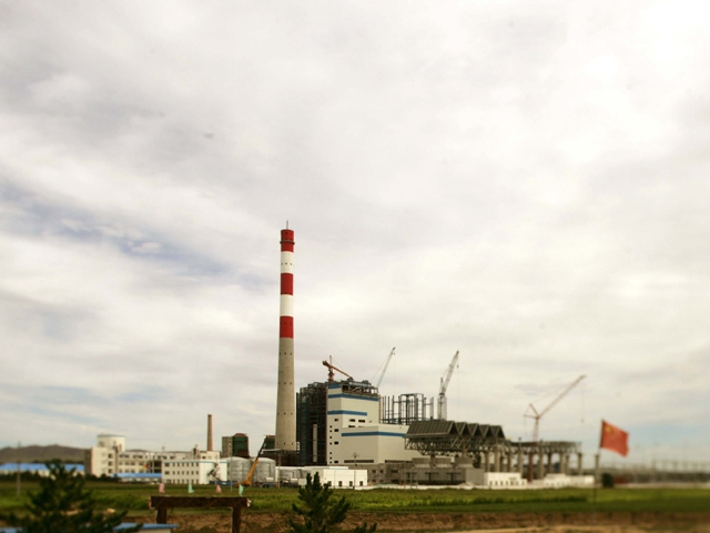 煤電行業(yè)2017年陷入全面虧損之際，“十三五”期間煤電去產(chǎn)能路線圖正式出爐。發(fā)改委、工信部、財政部等十六部委14日聯(lián)合印發(fā)的《關(guān)于推進(jìn)供給側(cè)結(jié)構(gòu)性改革防范化解煤電產(chǎn)能過剩風(fēng)險的意見》(下稱《意見》)明確，“十三五”期間，全國停建和緩建煤電產(chǎn)能1.5億千瓦，淘汰落后產(chǎn)能0.2億千瓦以上