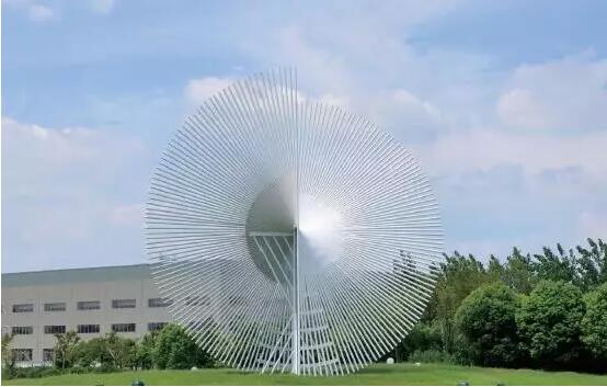 打造一個成功的風(fēng)電裝備產(chǎn)業(yè)園需要具備哪些要素？江蘇阜寧給出的答案是，把握好宏觀產(chǎn)業(yè)政策，選擇好招商引資對象，建立好政策扶持機(jī)制。經(jīng)過十多年的精心培育，風(fēng)電裝備制造業(yè)已經(jīng)成為該縣對外的一張靚麗“名片”，為當(dāng)?shù)亟?jīng)濟(jì)社會發(fā)展和產(chǎn)業(yè)結(jié)構(gòu)轉(zhuǎn)型注入一股綠色之源