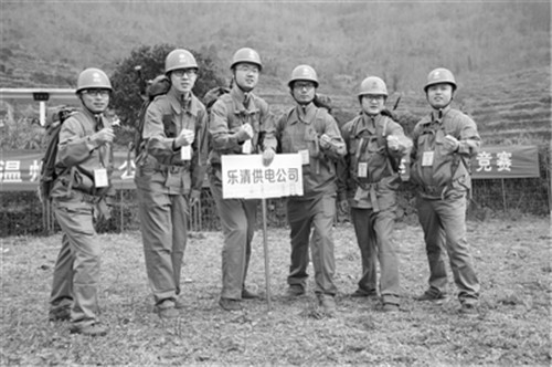 記者昨天從市總工會了解到，共產(chǎn)黨員、國網(wǎng)樂清市供電公司90后巡線員張思遠(yuǎn)被追授為“溫州市職工職業(yè)道德標(biāo)兵”。今年8月9日，張思遠(yuǎn)在巡線排除故障返程途中不慎墜落叢林，因公殉職，年僅25歲，被找到時，他懷中還緊抱著工具包，里面巡線用的相機(jī)、測距儀、紙和筆一樣都沒有少