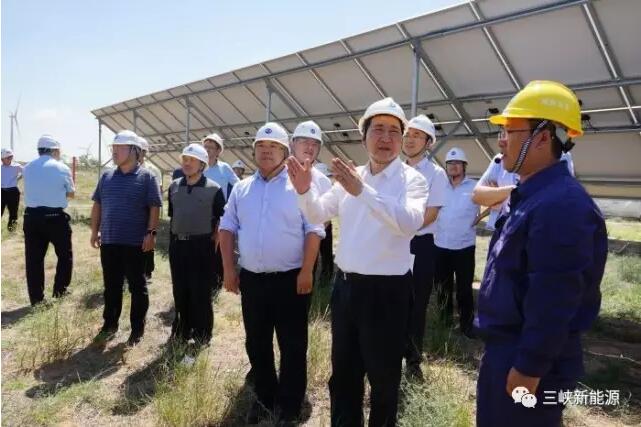 8月14日至15日，三峽集團董事長、黨組書記盧純一行赴寧夏調(diào)研，了解集團在西北地區(qū)新能源業(yè)務(wù)的生產(chǎn)經(jīng)營情況，深入一線慰問干部職工，并召開工作座談會。三峽集團黨組成員、副總經(jīng)理畢亞雄，三峽新能源總經(jīng)理李斌陪同調(diào)研