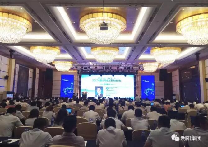 8月11日，以“抓住新機遇，構(gòu)建新生態(tài)”為主題的 2017內(nèi)蒙古風(fēng)電發(fā)展高峰論壇在內(nèi)蒙古錫林浩特舉辦。本次會議是在內(nèi)蒙古自治區(qū)發(fā)展和改革委員會、內(nèi)蒙古自治區(qū)科技廳和內(nèi)蒙古自治區(qū)能源局的指導(dǎo)下，在中國可再生能源學(xué)會風(fēng)能專業(yè)委員會和中國農(nóng)機工業(yè)協(xié)會風(fēng)力機械分會的大力支持下，由錫林郭勒盟行政公署和明陽智慧能源集團股份公司聯(lián)合主辦，錫林浩特市人民政府和錫林浩特市發(fā)展和改革委員會協(xié)辦