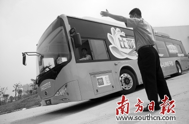 深圳市政府公報日前對外發(fā)布了《深圳市2017年新能源汽車推廣應(yīng)用財政支持政策》。新政策顯示，在購置補貼方面，純電動乘用車、插電式混合動力乘用車（含增程式）、純電動客車的補貼都有較大下降，一些類型新能源車補貼相比過去要下降一半多；充電設(shè)施建設(shè)補貼則有較大提升