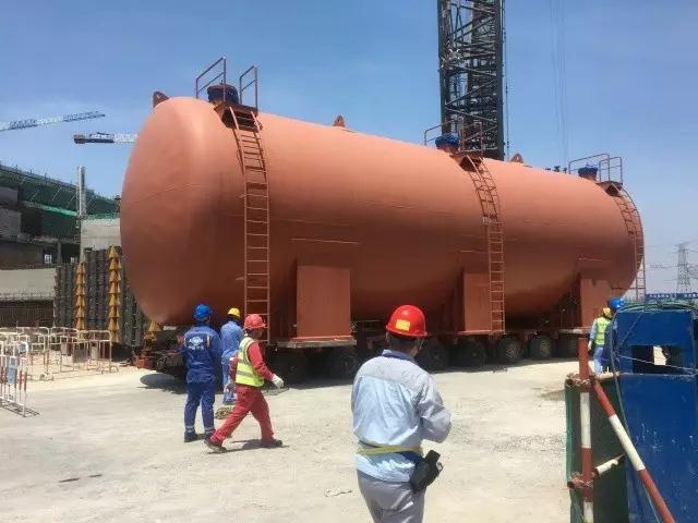 8月16日，經(jīng)過連續(xù)兩天奮戰(zhàn)，“華龍一號”示范工程福清核電6號機組預裝設備引入工作再傳喜訊，兩臺柴油機主貯油罐分別于15日和16日依次吊裝就位，至此柴油機廠房柴油機主貯油罐已全部引入，為后續(xù)柴油機廠房0米土建施工創(chuàng)造了有利條件。為確保6號機組施工進展，“華龍一號”工程建設團隊集中力量消除制約影響，對存在的問題進行重點突擊，加班加點進行現(xiàn)場施工，最終于15日上午滿足吊裝先決條件，起重機經(jīng)過起鉤、變幅，回轉和落鉤等操作使設備順利而安全的成功引入