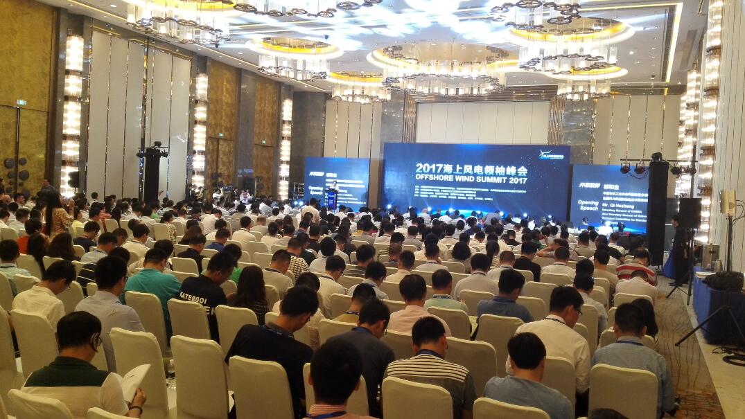 2017年8月16日至18日，由中國循環(huán)經(jīng)濟協(xié)會可再生能源專業(yè)委員會和中國可再生能源學會風能專業(yè)委員會聯(lián)合主辦，如東縣人民政府和中國海裝承辦的2017海上風電領袖峰會在江蘇省南通市召開，共吸引了來自國內(nèi)政府部門、外國駐華使領館、國內(nèi)外風電企業(yè)以及研究咨詢機構的600多人出席，沿海各省能源局、海洋與漁業(yè)局均派代表參加。本屆峰會以“把握創(chuàng)新突破新航向，打造堅強智能產(chǎn)業(yè)鏈”為主題，重點探討政策保障、產(chǎn)業(yè)鏈建設、運維、安全培訓、技術創(chuàng)新及國際合作等問題，多維度分析了我國海上風電發(fā)展所面臨的