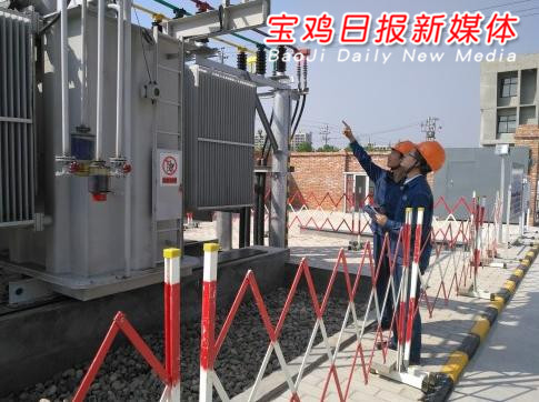 8月15日，隨著高新區(qū)科技新城一座35千伏變電站的投用，周邊多戶吉利汽車配套企業(yè)的用電之“渴”有效緩解。 當天下午，高新區(qū)黨工委書記、管委會主任郝晉升，國網(wǎng)寶雞供電公司總經(jīng)理周海軍，高新區(qū)管委會副主任姚天智等和項目建設(shè)者共同見證了新變電站設(shè)備的啟用