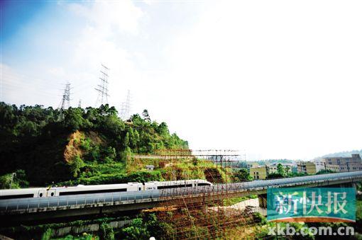 當前東莞市積極融入粵港澳大灣區(qū)建設(shè),進入了率先全面建成小康社會的決勝階段,提出了推動園區(qū)統(tǒng)籌發(fā)展,實施企業(yè)規(guī)劃與效益倍增計劃及城市品質(zhì)提升計劃,相繼啟動一大批重點工程項目,對東莞電網(wǎng)的智能化、高端化、可靠性提出更高更新的要求。2014-2016年,東莞啟動了全市電網(wǎng)規(guī)劃建設(shè)“大會戰(zhàn)”,其間,建成了110千伏及以上電網(wǎng)項目49個、開工44個、儲備22個,順利完成“三個一批”目標任務,電網(wǎng)建設(shè)擴量、提質(zhì)、增效三個方面成績顯著