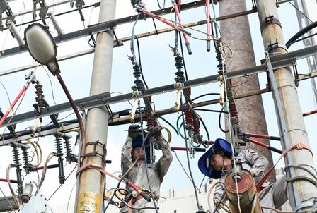 8月17日，國網(wǎng)晉江供電公司員工在高溫下快速施工，為羅山鎮(zhèn)某食品企業(yè)更換燒毀的老式變壓器，確保企業(yè)第一時間恢復生產(chǎn)。在現(xiàn)場，工作人員泡著汗水，快速準備材料，做安全措施，拆舊換新，僅用2個小時完成一臺250千伏安變壓器的更換