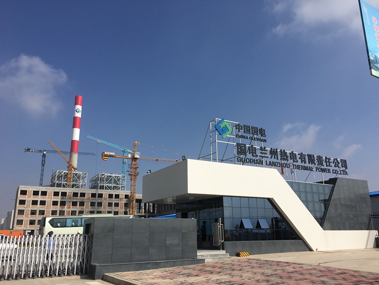 西北電建四公司國電蘭州熱電有限責(zé)任公司2×350兆瓦異地?cái)U(kuò)建工程側(cè)記時值盛夏，多地最高氣溫達(dá)到40攝氏度。西北電建四公司國電蘭熱項(xiàng)目秉持“共贏致和、行穩(wěn)致遠(yuǎn)”的企業(yè)精神，科學(xué)策劃，周密部署，全體施工人員在酷暑中經(jīng)受“烤”驗(yàn)，用他們頑強(qiáng)的鐵軍精神拼搏奮斗著，全力打贏這場攻堅(jiān)戰(zhàn)