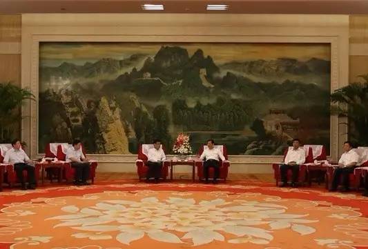 8月19日，國家電網公司董事長、黨組書記舒印彪到天津調研檢查第十三屆全運會保電工作，深入國網天津電力調控中心、全運會保電工作現場、濱海新區(qū)中心生態(tài)城智能供電營業(yè)廳、國網客服中心北方園區(qū)檢查慰問。其間，舒印彪分別與天津市委副書記、市長王東峰，天津市委常委、濱海新區(qū)區(qū)委書記張玉卓會談