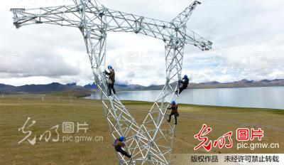 2017年8月19日，在西藏自治區(qū)山南市浪卡子縣，安徽省電力公司援建工人在海拔4300多米對(duì)新建鐵塔進(jìn)行驗(yàn)收。從西藏電力有限公司了解到，在“十三五”時(shí)期，國(guó)家電網(wǎng)公司將加快建設(shè)以500千伏為主網(wǎng)架、各級(jí)電壓電網(wǎng)協(xié)調(diào)發(fā)展的西藏統(tǒng)一電網(wǎng)，實(shí)現(xiàn)藏中、昌都、阿里全區(qū)聯(lián)網(wǎng)