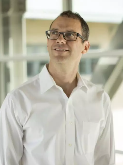  在一個(gè)月之前，我們報(bào)道了曾在 2016 年入選《麻省理工科技評(píng)論》“全球 50 家最聰明公司”的儲(chǔ)能電池創(chuàng)業(yè)公司 Aquion Energy  瀕臨破產(chǎn)的故事。當(dāng)時(shí)，我們還有感于全球儲(chǔ)能市場(chǎng)的風(fēng)云詭譎，并為這家業(yè)界黑馬的猝然倒下而不勝唏噓