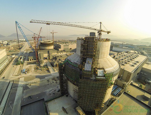 香港《南華早報(bào)》網(wǎng)站8月18日刊登題為《中國(guó)在競(jìng)爭(zhēng)中擊敗美國(guó)，即將啟用世界首座防熔毀核電站》的報(bào)道稱(chēng)，在浙江省三門(mén)縣一座面朝東海的小半島上，坐落著世界上最先進(jìn)的核反應(yīng)堆，這是中國(guó)吹響的清潔能源工業(yè)號(hào)角。資料圖：三門(mén)核電站一期工程在建的1、2號(hào)機(jī)組