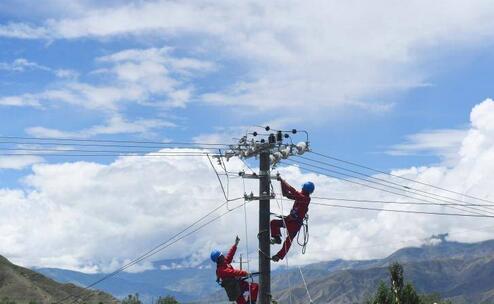 近日，西藏自治區(qū)山南市貢嘎縣海拔3700米的卓薩麥村與西藏主電網(wǎng)聯(lián)通并實(shí)現(xiàn)全面供電，成為西藏自治區(qū)山南市貢嘎縣新一輪農(nóng)村電網(wǎng)改造升級(jí)中首個(gè)完成改造升級(jí)的中心村電網(wǎng)。據(jù)安徽省電力公司幫扶工作人員介紹，該工程投資約130萬(wàn)元，從根本上解決卓薩麥村300多戶(hù)藏牧民的用電問(wèn)題，為藏牧民群眾的生產(chǎn)生活提供了可靠的電力保障
