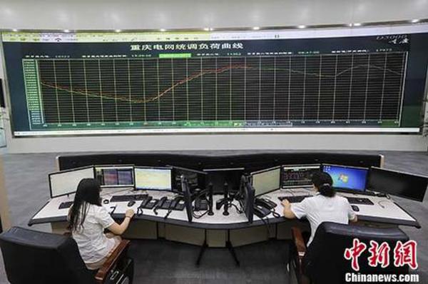 據(jù)國家發(fā)改委網(wǎng)站消息，發(fā)改委日前發(fā)布《關(guān)于全面推進跨省跨區(qū)和區(qū)域電網(wǎng)輸電價格改革工作的通知》，要求加快華北區(qū)域電網(wǎng)輸電價格核定工作，于2017年10月底前完成華北區(qū)域電網(wǎng)輸電價格核定工作，華東、華中、東北、西北等區(qū)域于2017年12月底前完成區(qū)域電網(wǎng)輸電價格核定工作。資料圖：電力公司工作人員在對電網(wǎng)統(tǒng)調(diào)負荷曲線進行實時監(jiān)測