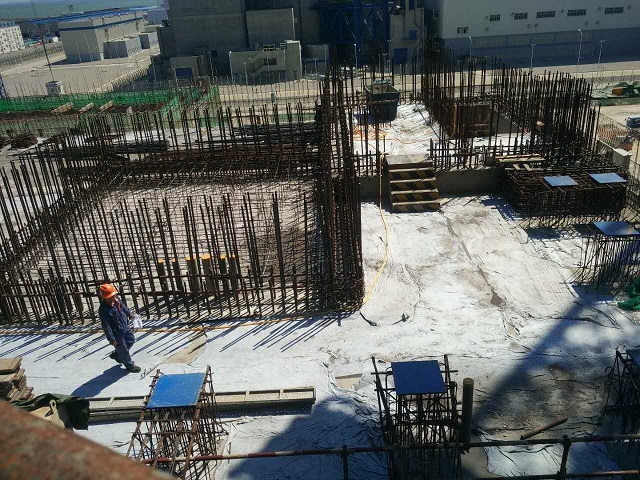 福清核電5號機組核島安全廠房主體結(jié)構(gòu)封頂8月18日上午9點30分，經(jīng)過8個小時的混凝土澆筑，華龍一號全球首堆示范工程福清核電5機組核島安全廠房完成封頂混凝土澆筑，至此，福清核電5號機組安全廠房全部完成封頂。福清核電5號機組安全廠房（5SL及5SR）位于反應(yīng)堆廠房東西兩側(cè)，通過連接廠房與反應(yīng)堆廠房相連，安注、安噴系統(tǒng)布置在兩個安全廠房中