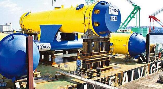 近日，日本研究團(tuán)隊(duì)在鹿兒島縣吐噶喇群島外海進(jìn)行洋流發(fā)電實(shí)證實(shí)驗(yàn)，通過(guò)借助黑潮轉(zhuǎn)動(dòng)渦輪機(jī)成功發(fā)電，最大發(fā)電量達(dá)30千瓦(KW)，這是使用實(shí)驗(yàn)機(jī)實(shí)際利用洋流成功發(fā)電的全球首例。根據(jù)日媒報(bào)道，洋流發(fā)電是借助洋流推動(dòng)巨大渦輪機(jī)來(lái)發(fā)電，日本新能源產(chǎn)業(yè)技術(shù)綜合開(kāi)發(fā)機(jī)構(gòu)(NEDO)與機(jī)械制造大廠IHI連手在日本鹿兒島縣吐噶喇群島(TokaraIslands)的口之島外海，自8月14日起進(jìn)行實(shí)證實(shí)驗(yàn)