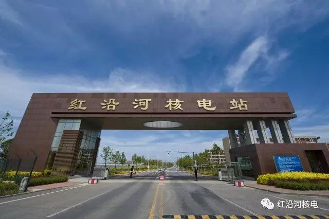 身穿勞保服、頭戴安全帽、標(biāo)準(zhǔn)“核電頭”……核電男的形象標(biāo)簽在人們心中揮之不去。這樣一群操控設(shè)備的理工男、核安全的捍衛(wèi)者，卻有著無比細(xì)膩的情感和令人稱贊文筆