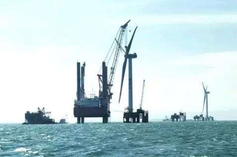 最新消息?。?月21日17點(diǎn)36分，隨著“福船三峽”號海上風(fēng)電一體化作業(yè)移動(dòng)平臺緩緩地將直徑達(dá)128米的風(fēng)葉輪吊裝摘鉤穩(wěn)穩(wěn)地安裝到位，標(biāo)志著福清興化灣海上風(fēng)電場（樣機(jī)試驗(yàn)風(fēng)場）成功安裝第二臺風(fēng)電機(jī)組。據(jù)悉，第二臺電機(jī)組，風(fēng)輪直徑128米，塔架高度85.16米，功率5兆瓦(MW )總重為681.28噸