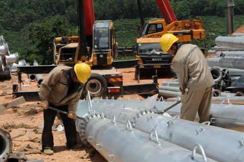 滇西北工程?hào)|莞段面臨多項(xiàng)挑戰(zhàn)，東莞供電局高度重視屬地工作，目前滇西北東莞段105基鐵塔已全部進(jìn)場(chǎng)施工，已完成土建施工91基，完成組塔施工74基，完成線行通道(架線)22.351千米。7月底，位于東莞市黃江鎮(zhèn)大荽寰襯詰牡崳鞅憊こC2鐵塔組塔完工，這標(biāo)志著滇西北工程中最高的兩座直線塔順利完工