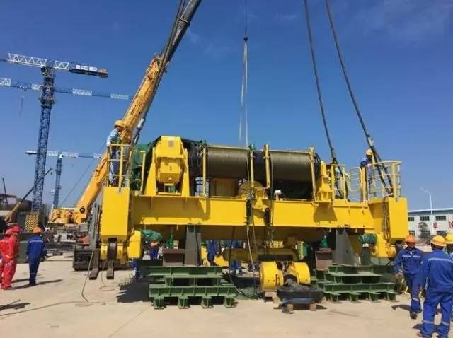 近日，在“華龍”建設團隊的通力協(xié)作下，“華龍一號”全球首堆示范工程福清核電5號機組又取得重要進展——龍門吊80噸吊車吊裝就位。龍門吊80噸吊車作為把設備從標高0米提升到16.5米的操作平臺的起吊工具，關系到后續(xù)主設備通道和環(huán)吊可用等各項施工