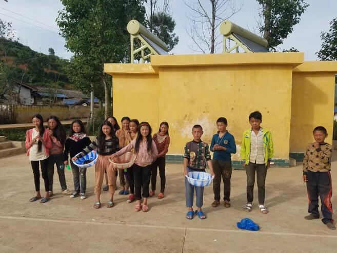 “在昨天，我下定了決心，我要好好學習，以后我也一定會來大學讀書的。”2017年8月18日，14歲的彝族男孩納吉么惹黑，在西昌的郵局給大涼山布拖縣吉為谷村的家里，寄去一封寫給自己的信