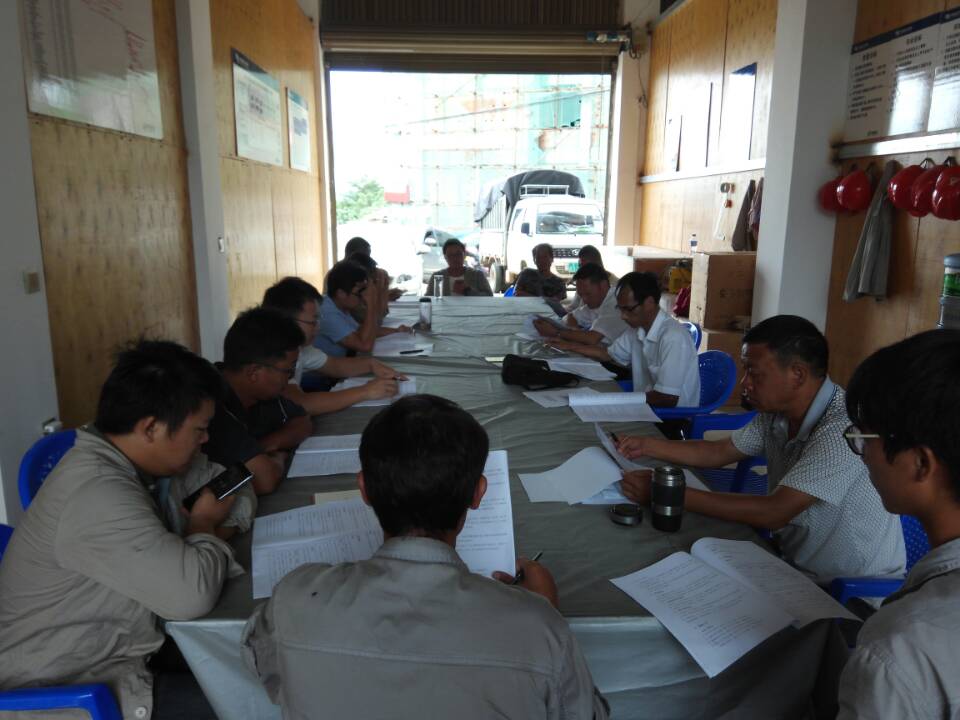 8月18日，紅河第一項目部組織電力建設工程質(zhì)量監(jiān)督站專家驗收小組、設計單位、監(jiān)理單位、施工單位對35kV凹腰山輸變電工程土建轉(zhuǎn)序交安驗收。專家組驗收人員采用聽取匯報和現(xiàn)場檢查的驗收方式，按照規(guī)范進行實量實測，對工程資料進行詳細核對，最終認定35kV凹腰山輸變電工程土建工程質(zhì)量保證體系運轉(zhuǎn)正常，施工工藝能夠滿足設計規(guī)范要求，工程質(zhì)量合格，同意轉(zhuǎn)序