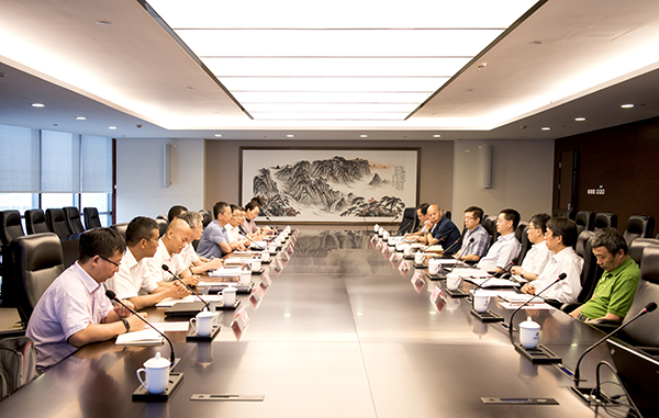 8月22日，中國華電集團公司黨組成員、副總經(jīng)理楊清廷在集團總部會見了哈爾濱電氣集團公司副總經(jīng)理張英健一行，雙方就深化合作等事宜進行了交流。 楊廷歡迎張英健一行的來訪，簡要介紹了中國華電的基本情況和下一步發(fā)展思路