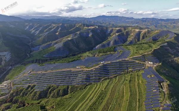 作為國家可再生能源示范區(qū)的張家口市，截至8月16日，風力發(fā)電累計裝機828.5萬千瓦、并網(wǎng)803萬千瓦，光伏發(fā)電裝機285萬千瓦、并網(wǎng)172.5萬千瓦，光熱發(fā)電裝機1.5萬千瓦，生物質發(fā)電裝機2.5萬千瓦，可再生能源發(fā)電總裝機突破千萬千瓦大關，達到1117.5萬千瓦，占全部電力裝機的70%，位居全國前列，可再生能源已成為張家口發(fā)展的“新名片”。 圖為赤城縣龍關鎮(zhèn)玉帶山20兆瓦光伏發(fā)電現(xiàn)場