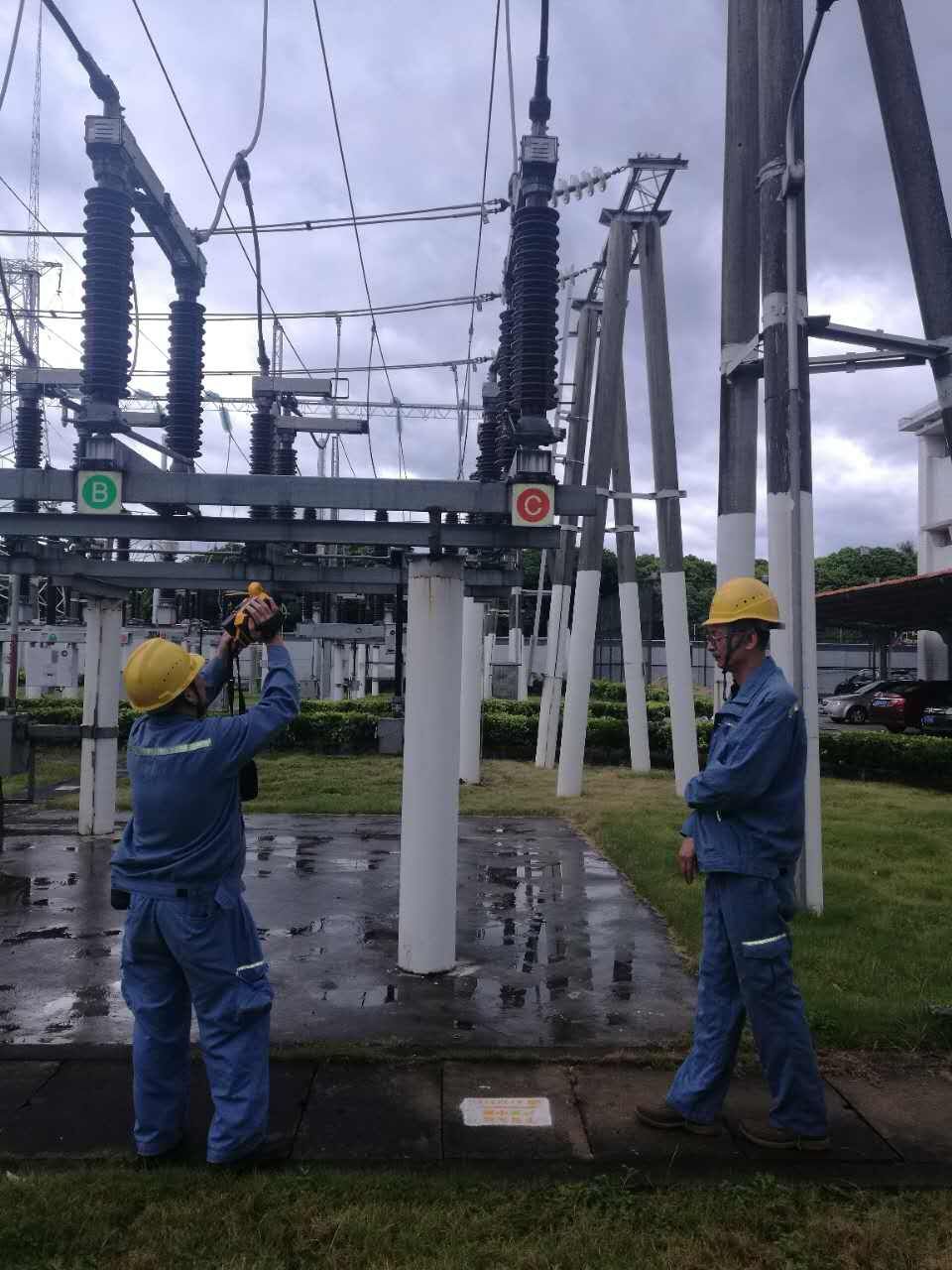 今年第13號臺風“天鴿”已于8月23日12時50分前后在廣東珠海南部沿海登陸，登陸時中心最大風力14級（45米/秒），是今年以來登陸我國的最強臺風。南方電網(wǎng)公司嚴陣以待，全力集結搶修力量，截至17時，已有73.4萬戶受影響用戶恢復供電