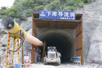 8月6日中午12時(shí)，水電十一局河南天池抽水蓄能電站下庫導(dǎo)流洞順利實(shí)現(xiàn)貫通目標(biāo)。該下庫導(dǎo)流洞位于大壩左岸，洞長(zhǎng)289.2米，主要分進(jìn)口封堵閘門段、洞身段、出口消能段三部分