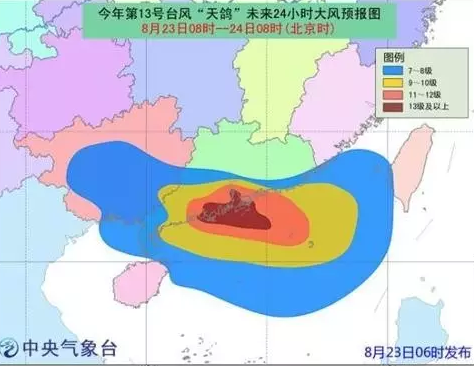 中國(guó)中央氣象臺(tái)23日消息，今年第13號(hào)臺(tái)風(fēng)“天鴿”已于23日早晨加強(qiáng)為強(qiáng)臺(tái)風(fēng)級(jí)，9時(shí)其中心距離廣東省珠海市東南方約95公里，中心附近最大風(fēng)力有14級(jí)(45米/秒)。對(duì)此，中央氣象臺(tái)發(fā)布今年首個(gè)臺(tái)風(fēng)紅色(最高級(jí))預(yù)警