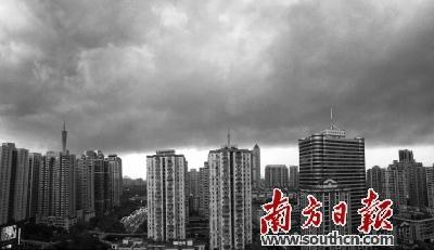 23日傍晚時(shí)分，臺(tái)風(fēng)“天鴿”過(guò)后，烏云籠罩在五羊新城上空，像是給五羊新城加了個(gè)蓋子。南方日?qǐng)?bào)記者王良玨攝23日中午，臺(tái)山市廣海鎮(zhèn)，陣陣狂風(fēng)讓行人無(wú)法撐傘前行