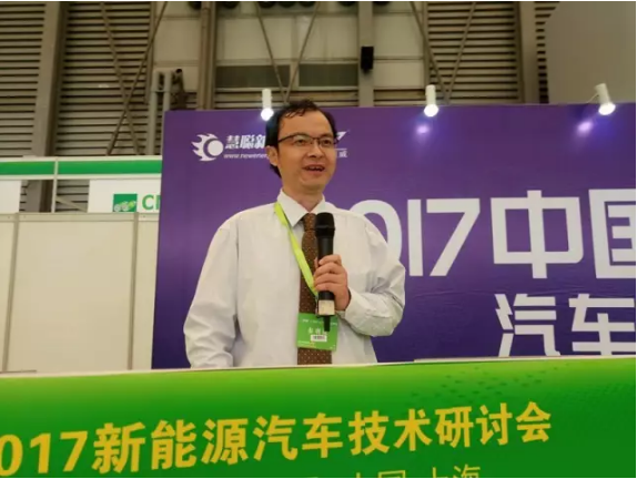 8月23日，“2017上海國(guó)際新能源汽車產(chǎn)業(yè)博覽會(huì)”在上海新國(guó)際博覽中心開幕。圍繞新能源汽車產(chǎn)業(yè)政策、市場(chǎng)趨勢(shì)、整車應(yīng)用方案等熱點(diǎn)話題，眾多新能源汽車企業(yè)負(fù)責(zé)人共聚探討，商議解決之道