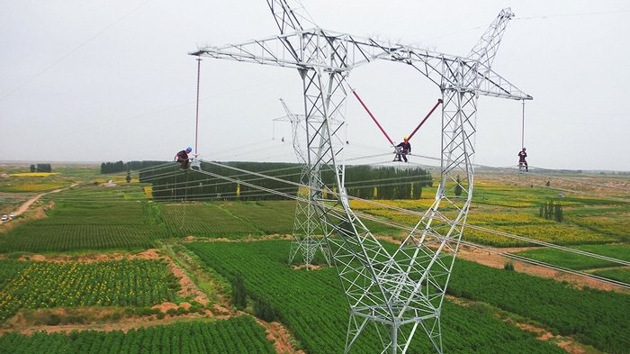  打造堅(jiān)強(qiáng)智能電網(wǎng)助力“塞上江南，綠色崛起”走線光纜搶修黨的十八大以來(lái)，巴彥淖爾電業(yè)局緊緊圍繞構(gòu)建“大規(guī)劃、大建設(shè)、大發(fā)展”體系，以“做大主網(wǎng)，做強(qiáng)配網(wǎng)，完善農(nóng)網(wǎng)”為導(dǎo)向，以服務(wù)社會(huì)民生、服務(wù)支柱產(chǎn)業(yè)、服務(wù)重點(diǎn)項(xiàng)目為核心，建設(shè)安全可靠、經(jīng)濟(jì)高效的堅(jiān)強(qiáng)智能電網(wǎng)，精心打造“責(zé)任蒙電”和“河套巴電”服務(wù)品牌，讓傳統(tǒng)的電網(wǎng)及城區(qū)農(nóng)區(qū)配網(wǎng)脫胎換骨，群眾享受到越來(lái)越好的供電服務(wù)，也為巴彥淖