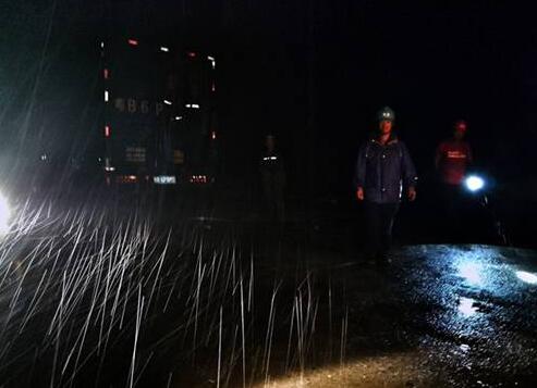 今年第13號臺風"天鴿"(強臺風級)于8月23日12時50分左右在珠海金灣區(qū)沿海地區(qū)登陸，登陸時中心最大風力14級(45米/秒)。受其影響，12時21分，廣東境內兩座220千伏變電站(珠海站、拱北站)失壓，造成廣東電網與澳門電網聯(lián)絡線路供電中斷