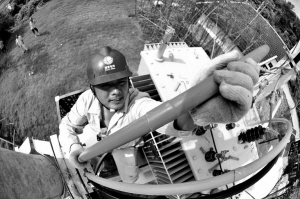 供電員工在陡山村1號配變臺架上作業(yè)。張友情攝“用電鍋爐取代燃煤鍋爐，單件羊毛衫成本雖然貴了5分錢，熨燙效率和產量卻提高了20%，而且更加安全環(huán)保