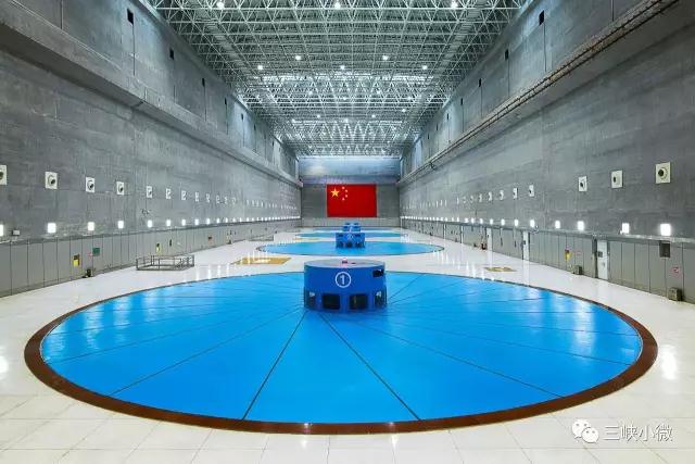 向家壩左岸電站廠房大廳（攝影：陳保臻）截至2017年8月23日,向家壩水電站全年累計發(fā)電量突破200億千瓦時，比去年同期多發(fā)3.23億千瓦時，為國家發(fā)展注入強勁的綠色動力。200億千瓦時清潔能源相當于減少標煤消耗624萬噸，減少二氧化碳排放1602萬噸，1146萬個三口之家一整年的用電量（2016年中國城鄉(xiāng)居民人均生活用電量為582千瓦時）