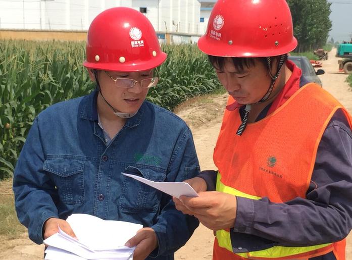 目前，國(guó)網(wǎng)成安供電公司正在抓緊電網(wǎng)升級(jí)改造工程力度。今年夏季高溫頻繁，拉動(dòng)空調(diào)等大用電量電器的使用，“卡脖子”、“低電壓”等一些問(wèn)題，仍困擾著農(nóng)村居民