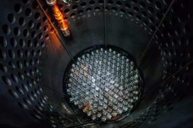 8月24日16時(shí)08分，在換料機(jī)控制室操作員的遠(yuǎn)程控制下，田灣3號(hào)機(jī)組第163組燃料組件緩緩裝入堆芯，標(biāo)志著3號(hào)機(jī)組首次裝料作業(yè)圓滿(mǎn)完成。田灣3號(hào)機(jī)組首次燃料組件裝堆工作的順利完成，為機(jī)組后續(xù)臨界等調(diào)試工作打下了堅(jiān)實(shí)的基礎(chǔ)，同時(shí)也為4號(hào)機(jī)組首次燃料組件裝料作業(yè)積累了寶貴的經(jīng)驗(yàn)