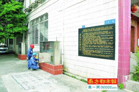 8月25號，記者走在整潔寬闊的村道上，路過古色古香的祠堂，作為“中國十佳小康村”，禪城南莊鎮(zhèn)紫南村美得惹人艷羨，就連這里的電纜也被整齊順直地碼放在家家戶戶外墻上，看著都讓人安心。“村網(wǎng)改造后環(huán)境好了，用電更加安全